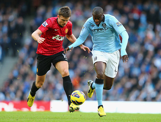 点球中柱后补射,莱昂纳多因二次触球违例进球被判无效.