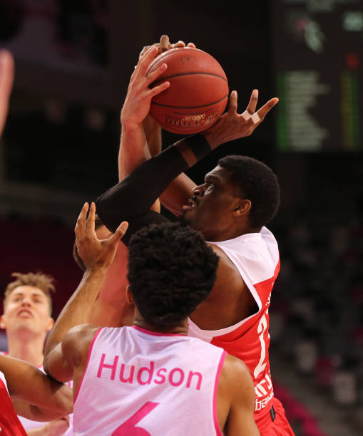 显得尤为紧 显得尤为紧