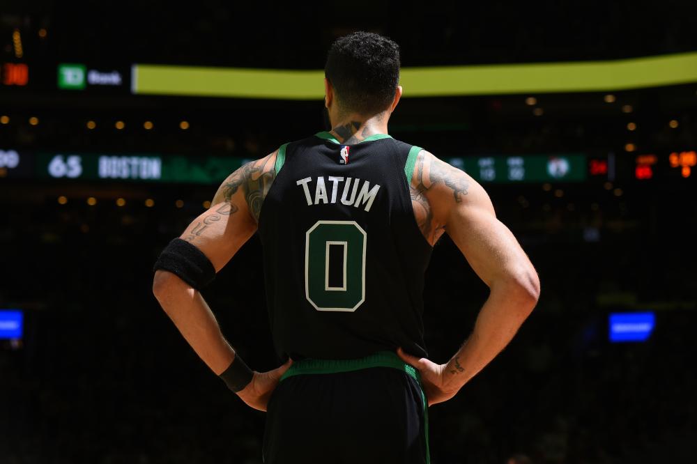 马刺送雷霆主场赛季首败，此前15胜0负（马刺终结雷霆主场15连胜，送其赛季首败）