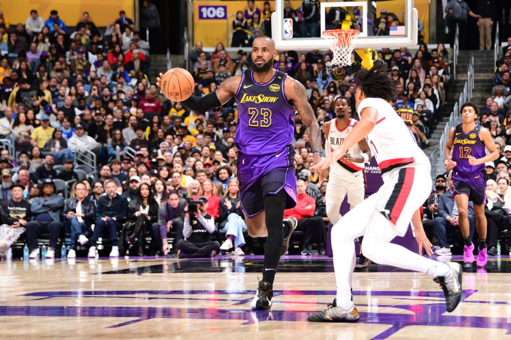 骑士再次轰出38分，单节净胜14分，12分领先进入第四节（骑士再砍38分，单节净胜14分，带着12分优势迈入末节）